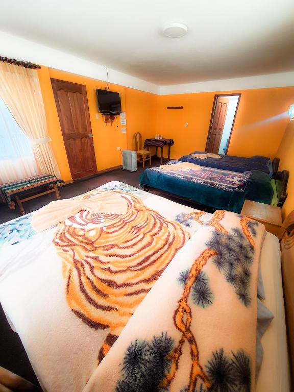 um quarto com um cobertor de tigre numa cama em Cabañas Utama em Copacabana