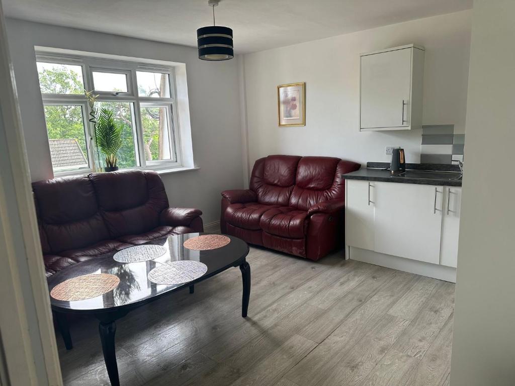 uma sala de estar com um sofá e uma mesa em Lovely 2 bedroom Flat at Palm Court in Bournemouth,5 minutes away from beach, whole flat is yours for the time you stayed em Bournemouth