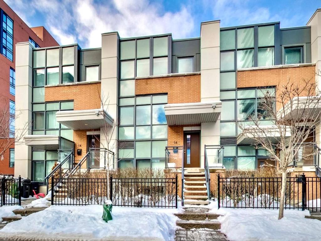 een appartementencomplex met sneeuw ervoor bij Home in Downtown in Toronto