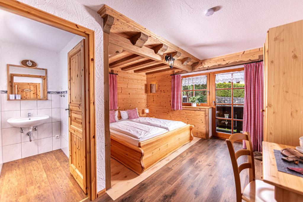 una camera con letto e lavandino di Haus BergGesundZeit Doppelzimmer Kärlingerhaus a Schönau am Königssee