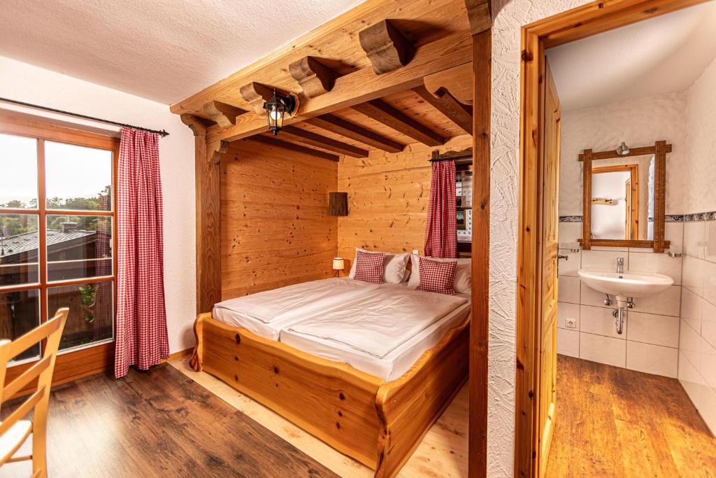 Tempat tidur dalam kamar di Haus BergGesundZeit Doppelzimmer Watzmannhaus