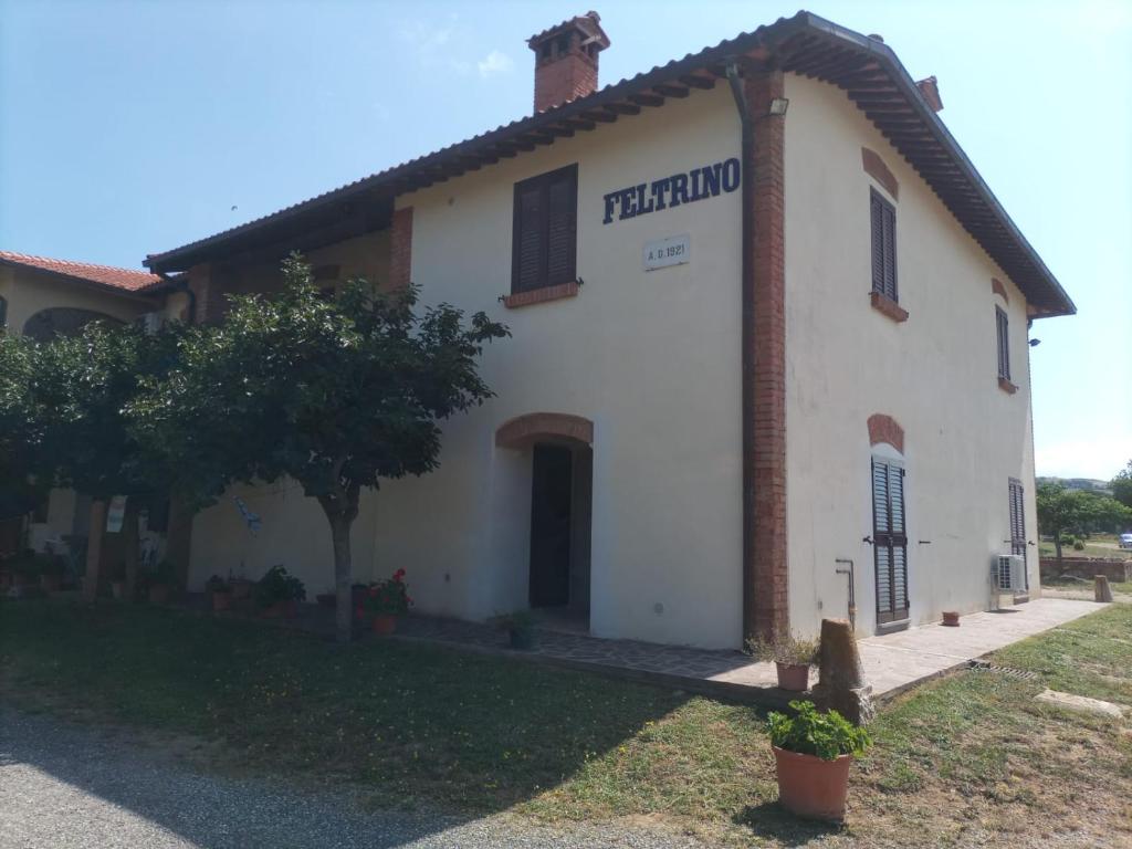 un edificio con un cartel en el costado en Podere Feltrino, en Grosseto