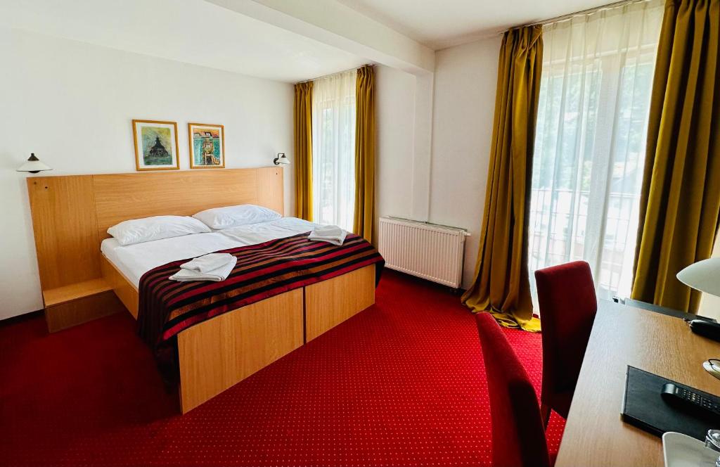 Ліжко або ліжка в номері Hotel & Penzión Grand Matej