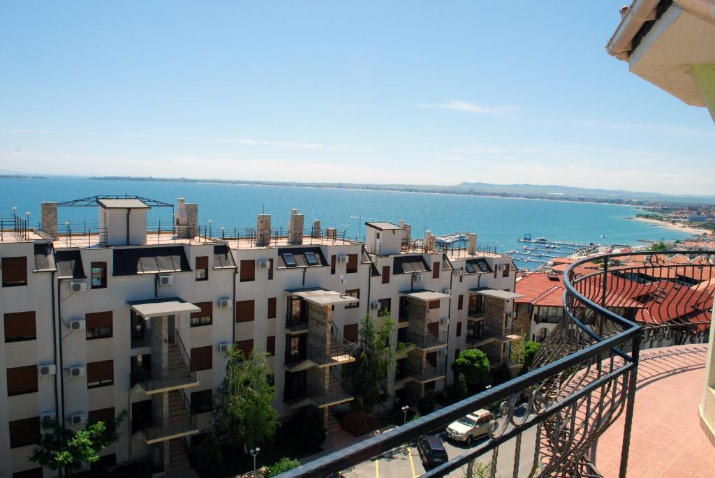 een uitzicht op een gebouw met de oceaan op de achtergrond bij Hotel Saint Tatyana in Sveti Vlas