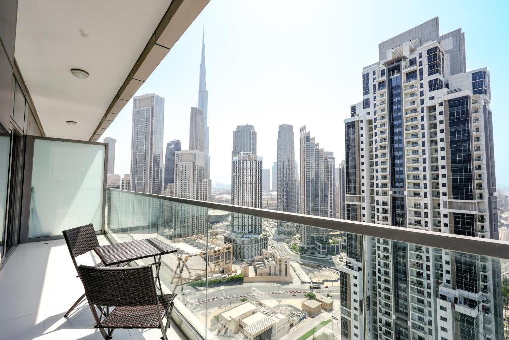 迪拜Luxury Apartment burj khalifa & city view的市景阳台配有2把椅子