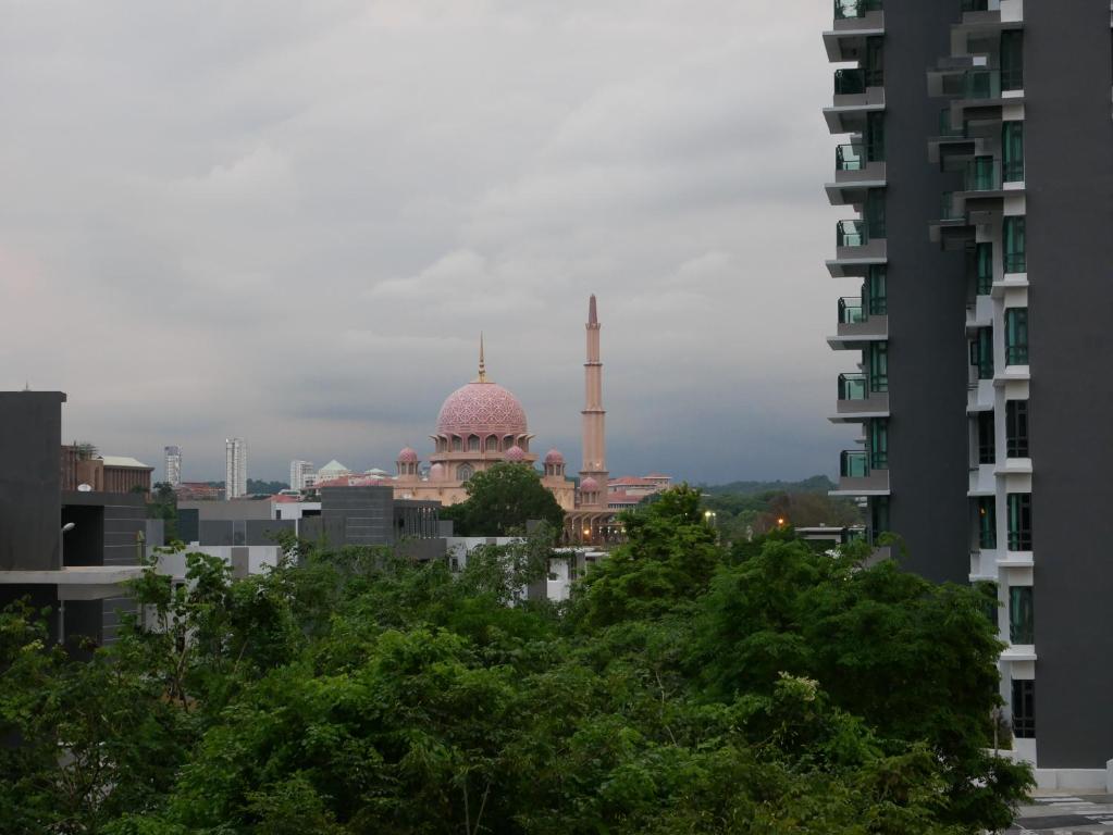 una mezquita en una ciudad con árboles y edificios en Jome Putrajaya Presint 8 Natural Homestay, en Putrajaya