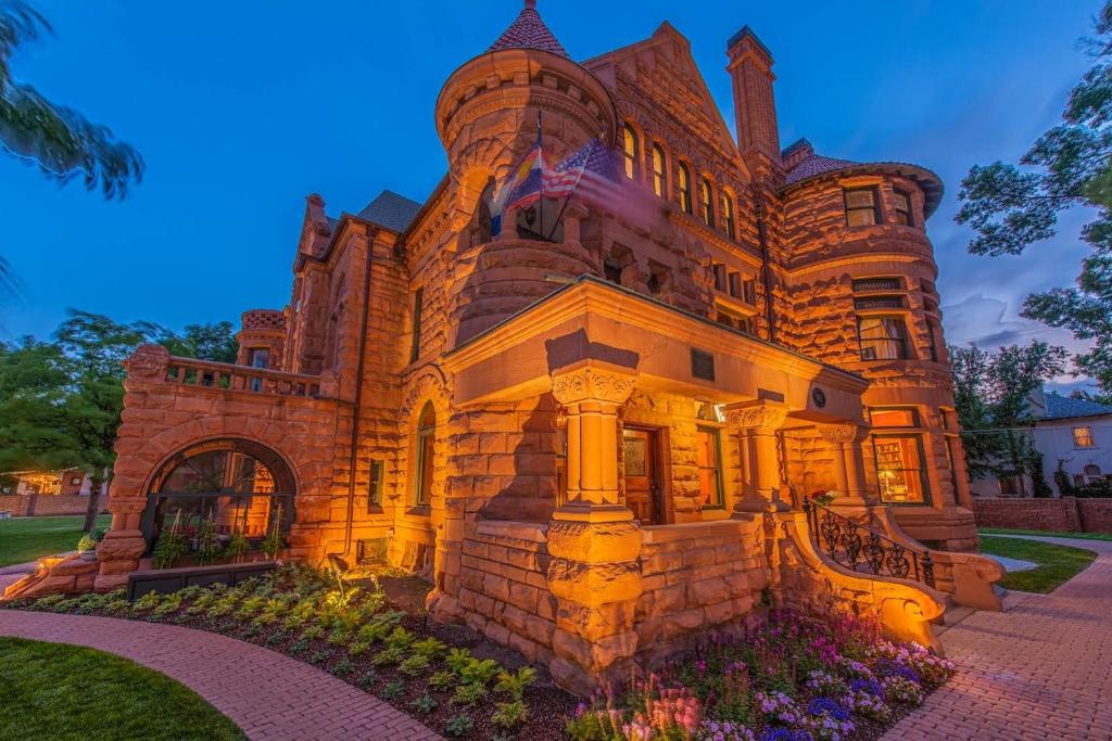 une image d'un manoir avec un bâtiment éclairé dans l'établissement Orman Mansion - Pueblo's Most Luxurious Stay!, à Pueblo