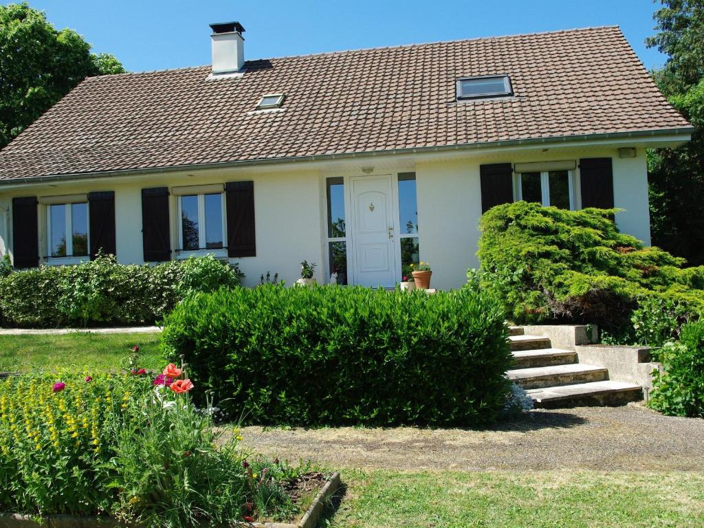 Un jardín fuera de Maison au calme avec jardin et terrasse, proche de la forêt et Parc de Lorraine - FR-1-584-196