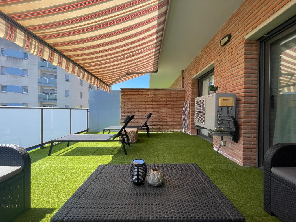 un patio con tavolo sul balcone di Apartamento renovado cerca de la playa a Lloret de Mar