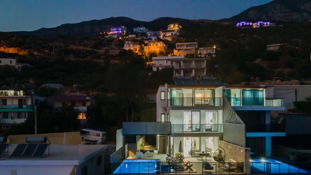 Blick auf ein Haus in der Nacht in der Unterkunft Villa merryy in Kaş