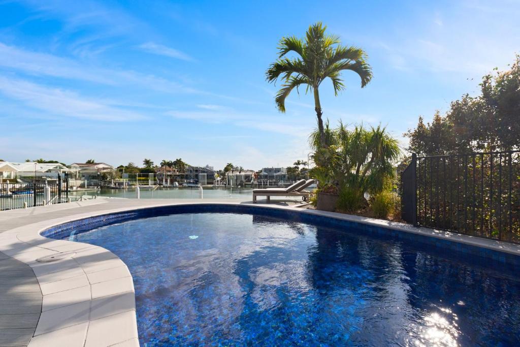 בריכת השחייה שנמצאת ב-Luxurious Waterfront North Facing 5 bedroom House with pool, pontoon and Deep Water Access near Mooloolaba או באזור