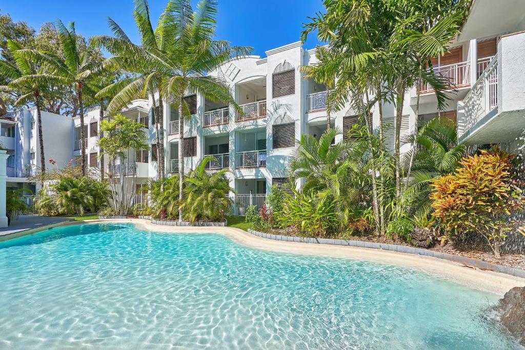 Piscina a Alassio Beachfront Apartments Palm Cove o a prop