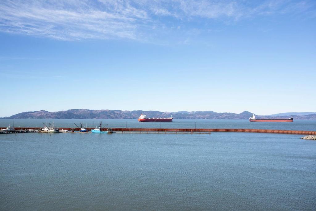 um grande corpo de água com barcos e uma doca em Hampton Inn & Suites Astoria em Astoria, Oregon