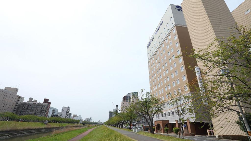 een lege straat in een stad met hoge gebouwen bij Toyoko Inn Mito-eki Minami-guchi in Mito