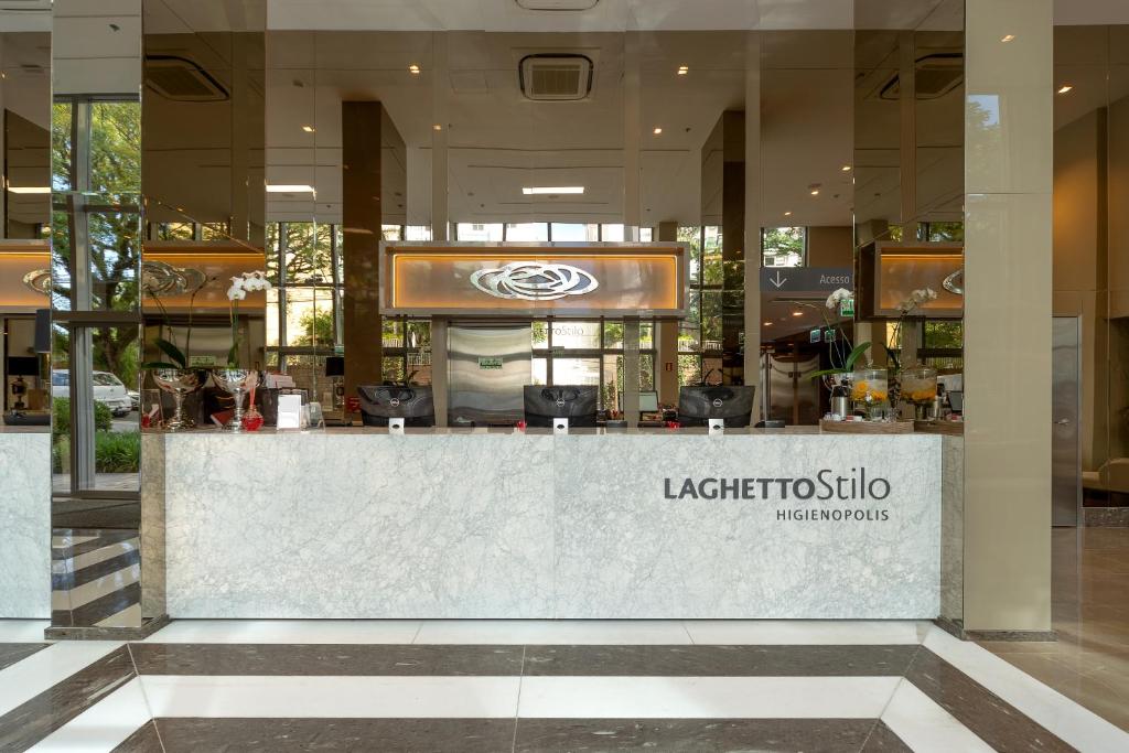 Hotel Laghetto Stilo Higienópolis في بورتو أليغري: مطعم يوجد به كونتر في مبنى