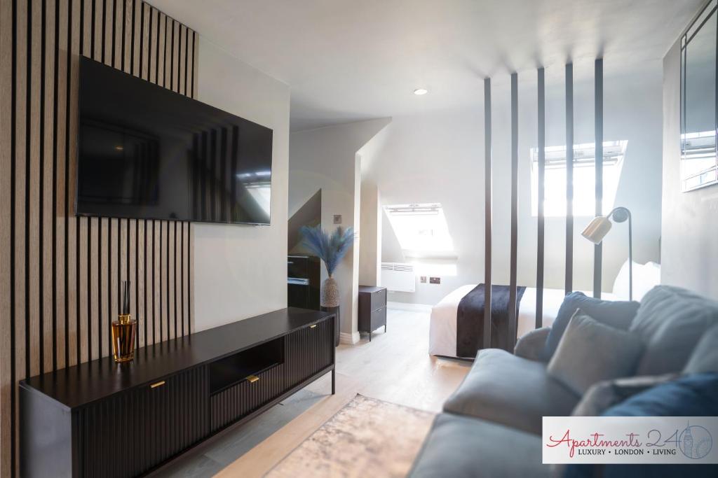 โทรทัศน์และ/หรือระบบความบันเทิงของ Beautiful Studio Apartment - London