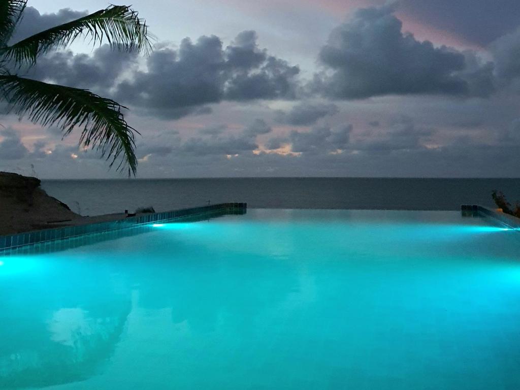 ein Pool mit blauem Wasser am Meer in der Unterkunft Villa Duna Icaraizinho beach front in Icaraí