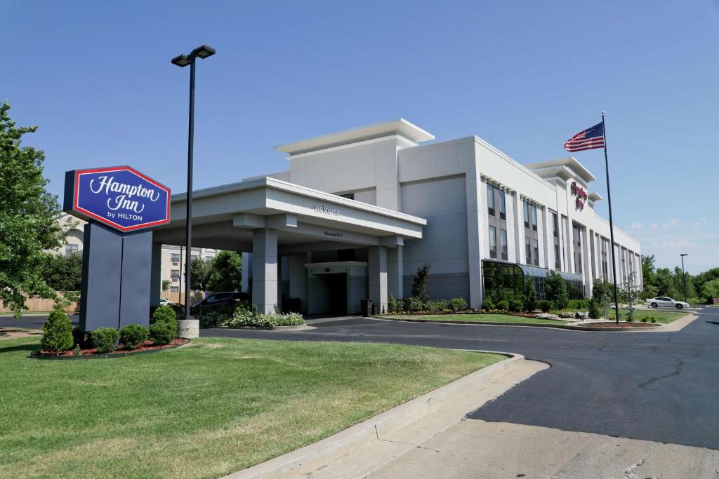 een gebouw met een bord ervoor bij Hampton Inn Muskogee in Muskogee