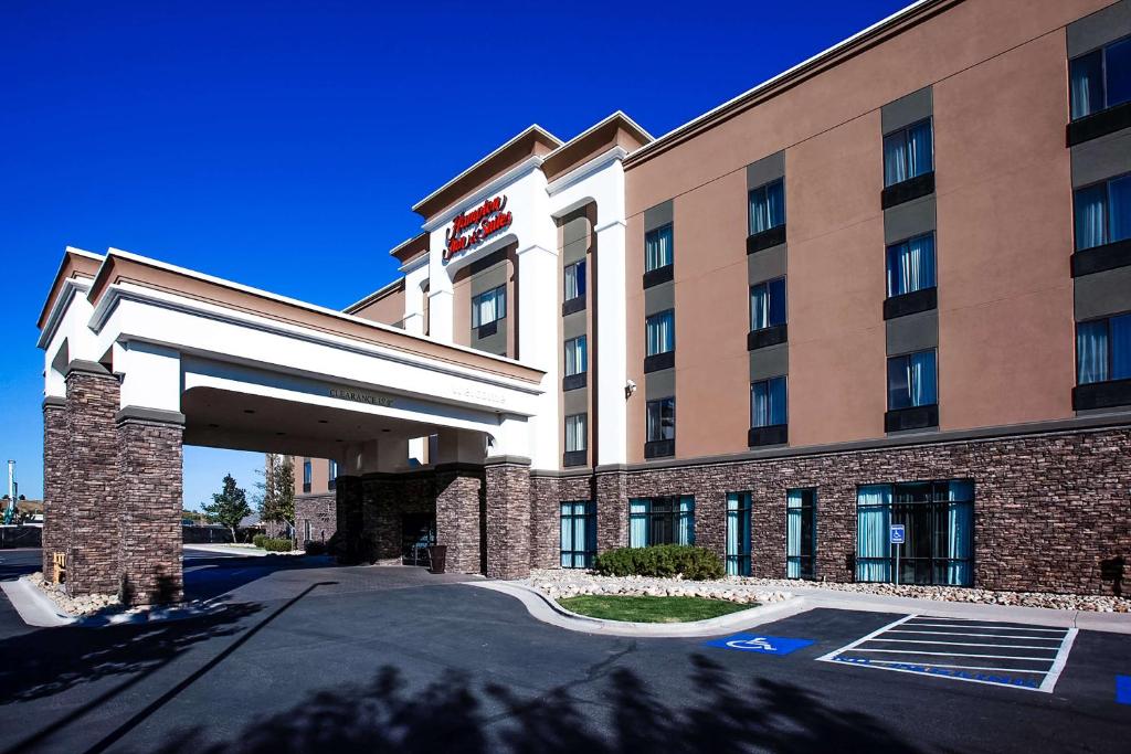 ナンパにあるHampton Inn & Suites Nampa at the Idaho Centerの表面に看板が出ているホテル