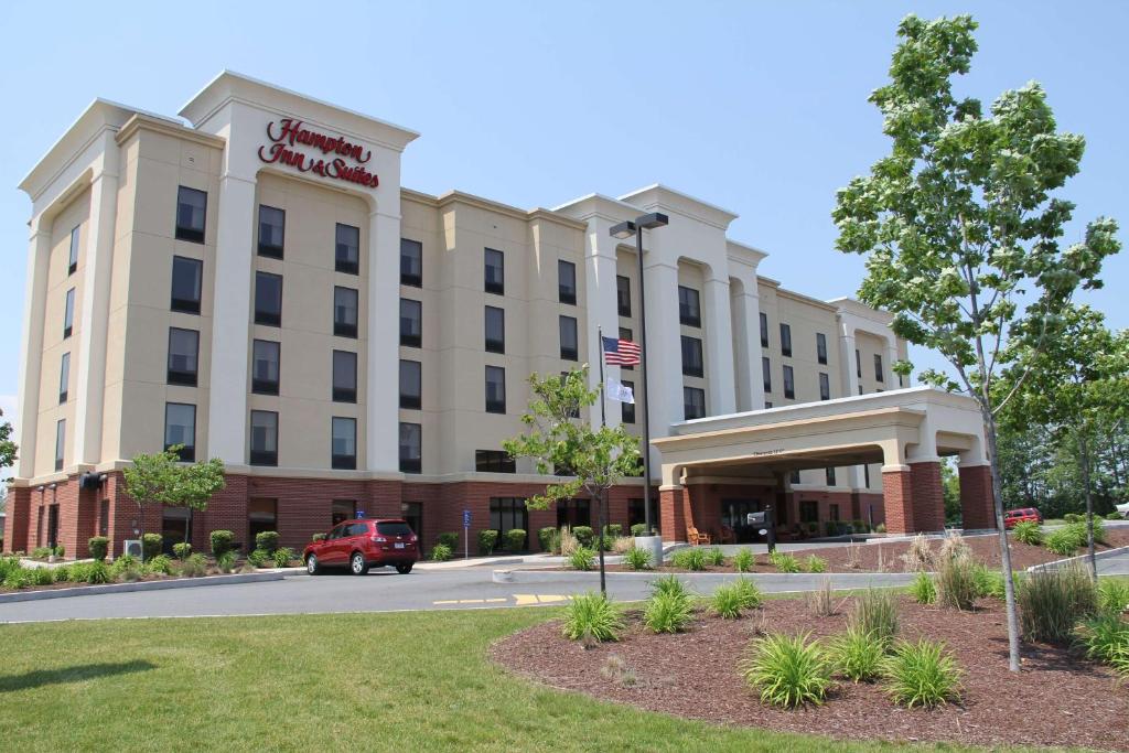 wykonanie przedniej części hotelu w obiekcie Hampton Inn & Suites Plattsburgh w mieście Plattsburgh