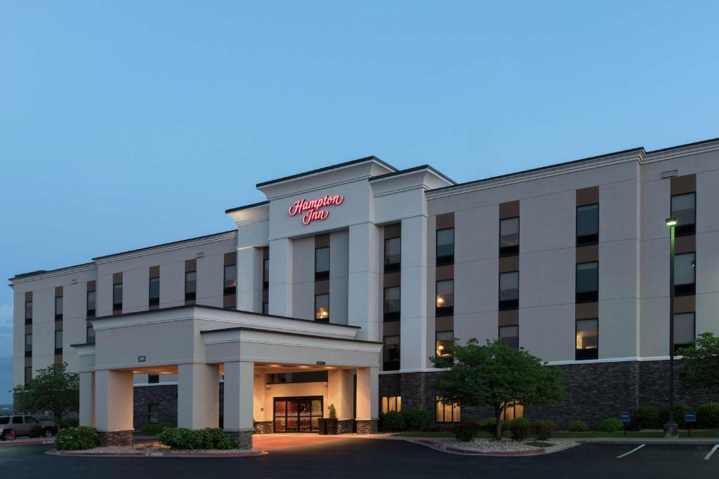 een weergave van de voorkant van het hotel bij Hampton Inn Branson - Branson Hills in Branson