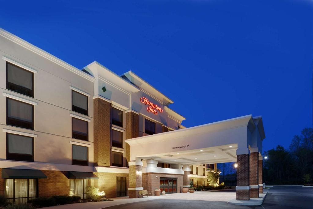 una rappresentazione della parte anteriore di un hotel di Hampton Inn Rochester-Webster a Webster