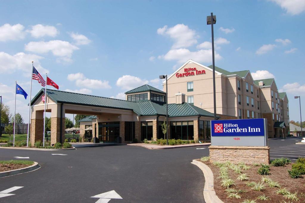 un hôtel avec un panneau devant un bâtiment dans l'établissement Hilton Garden Inn Bowling Green, à Bowling Green