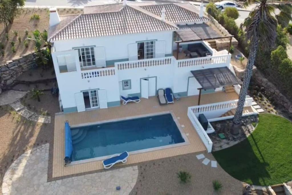 eine Luftansicht eines Hauses mit Pool in der Unterkunft Stunning Villa with Pool & View near beach in Budens