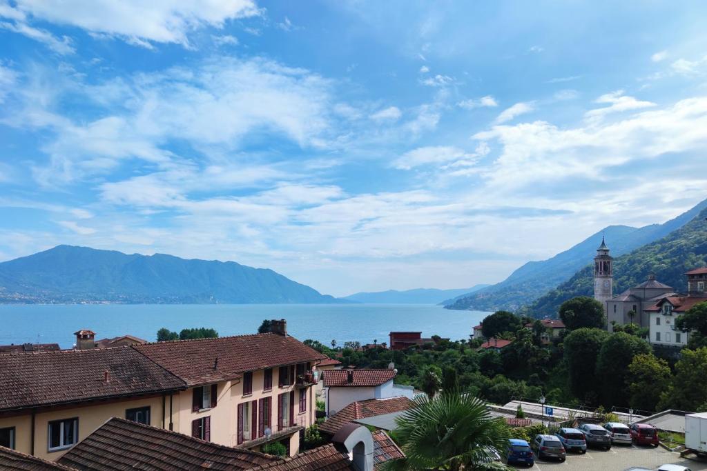 uma vista para uma cidade com um lago e montanhas em Casa Ilanga em Cannero Riviera