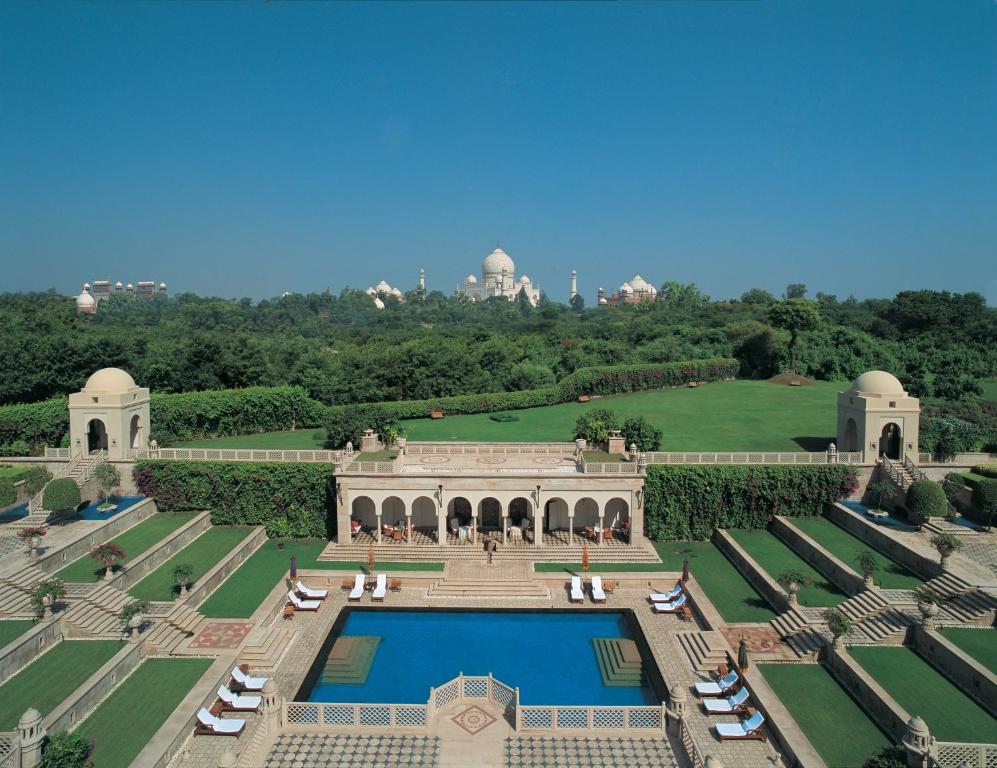 Poolen vid eller i närheten av The Oberoi Amarvilas Agra