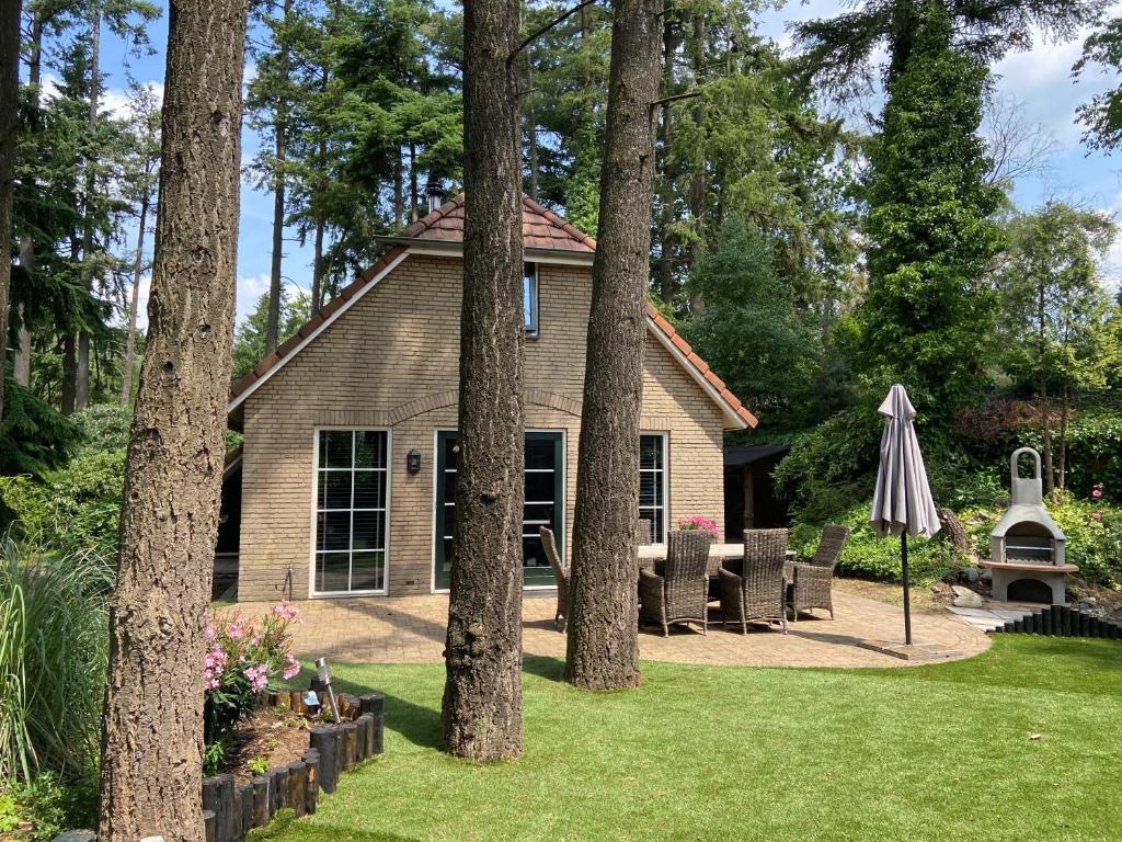 Taman di luar Bosboerderij de Goudsberg met hottub in tuin