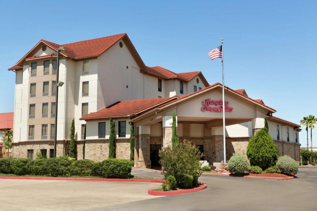 un hôtel arborant un drapeau américain devant lui dans l'établissement Hampton Inn and Suites Houston Clear Lake NASA, à Webster