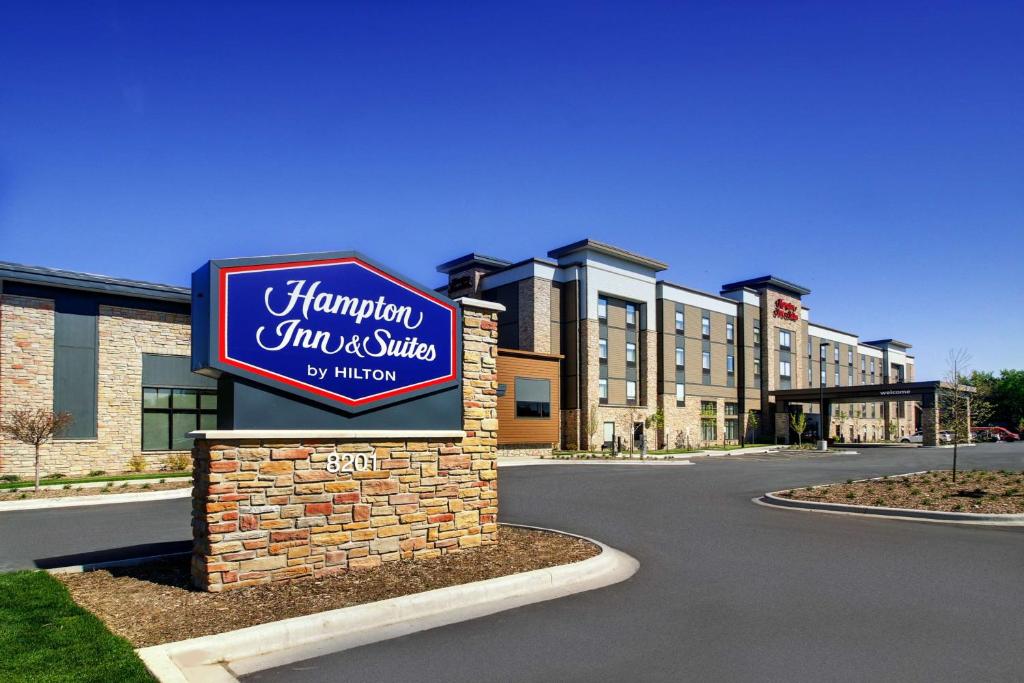 un cartello per una locanda e suite dell'Hampton di Hampton Inn & Suites Milwaukee West a West Allis