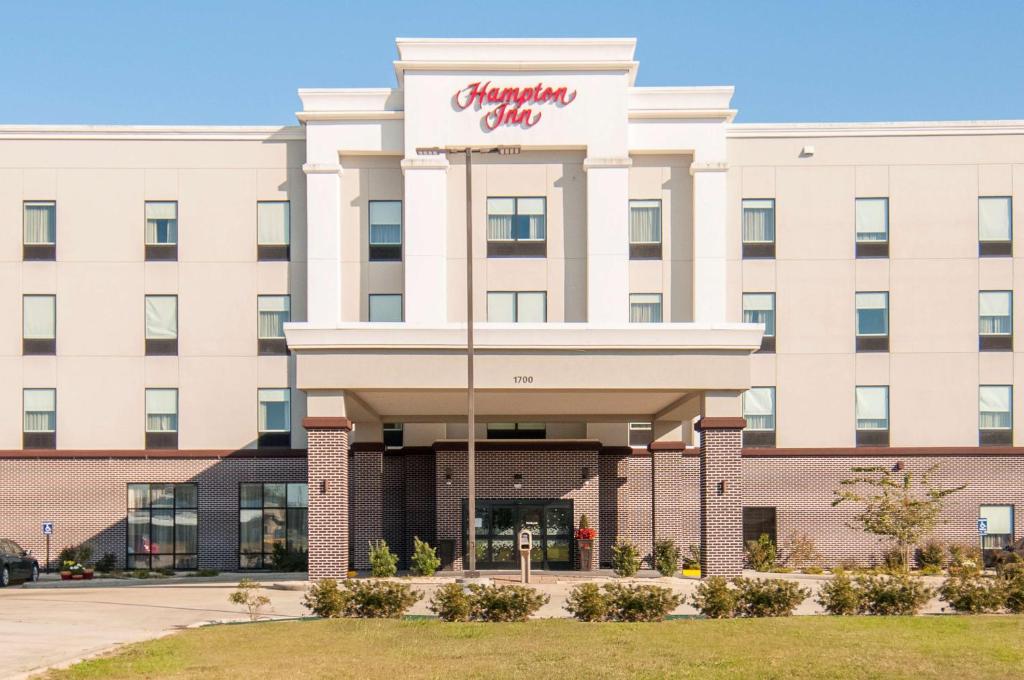 een weergave van de voorkant van het Holiday Inn hotel bij Hampton Inn Opelousas in Opelousas