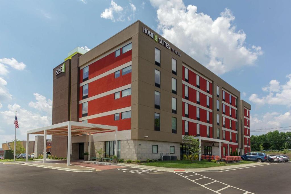 ein Hotel mit Parkplatz in der Unterkunft Home2 Suites By Hilton Louisville Airport Expo Center in Louisville