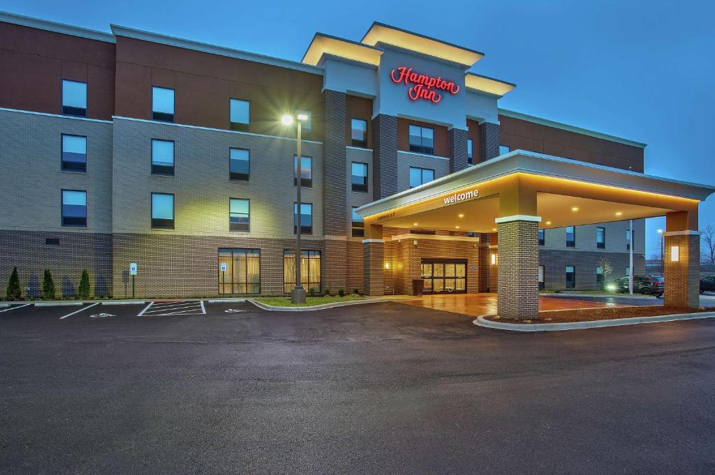 un hotel con un estacionamiento delante de él en Hampton Inn Simpsonville, en Simpsonville