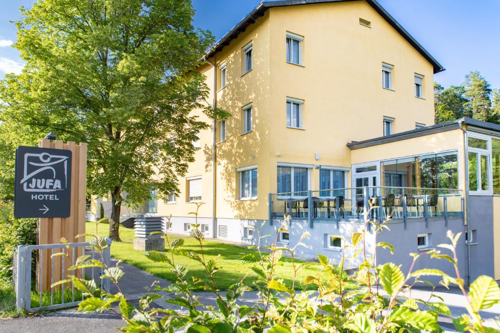 JUFA Hotel Garni Stubenberg am See في ستوبيبرغ: مبنى امامه لافته