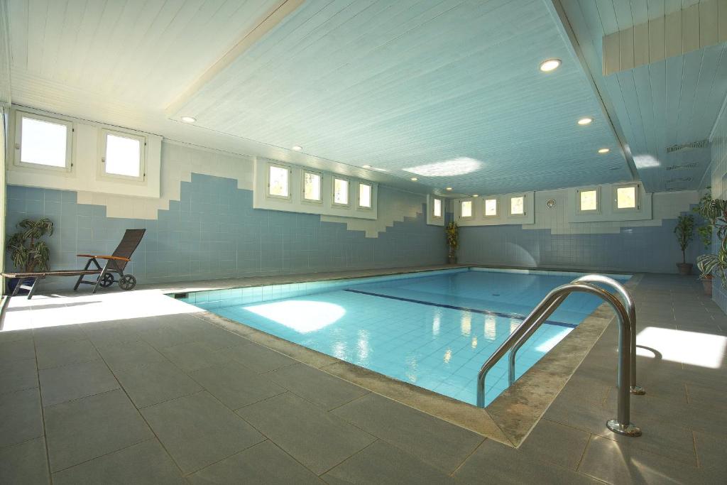 a large indoor swimming pool in a building at Residenza Lagrev 1 1 2 Zimmerwohnung Nr 121 - Typ 15A - 1 Etage - N W in Sils Maria