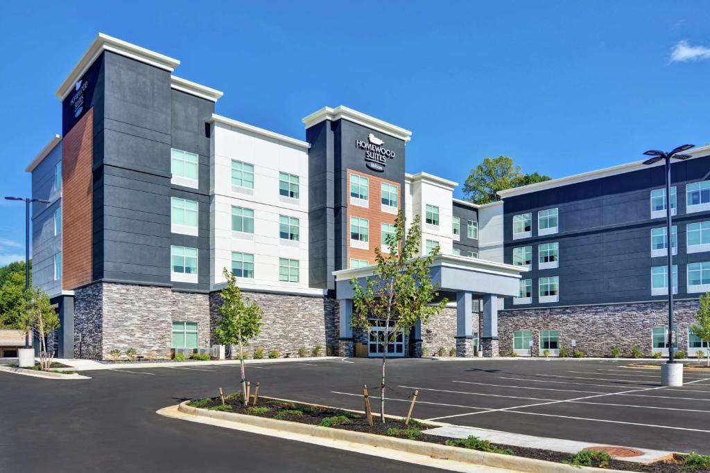 een lege parkeerplaats voor een hotel bij Homewood Suites By Hilton Lynchburg in Lynchburg