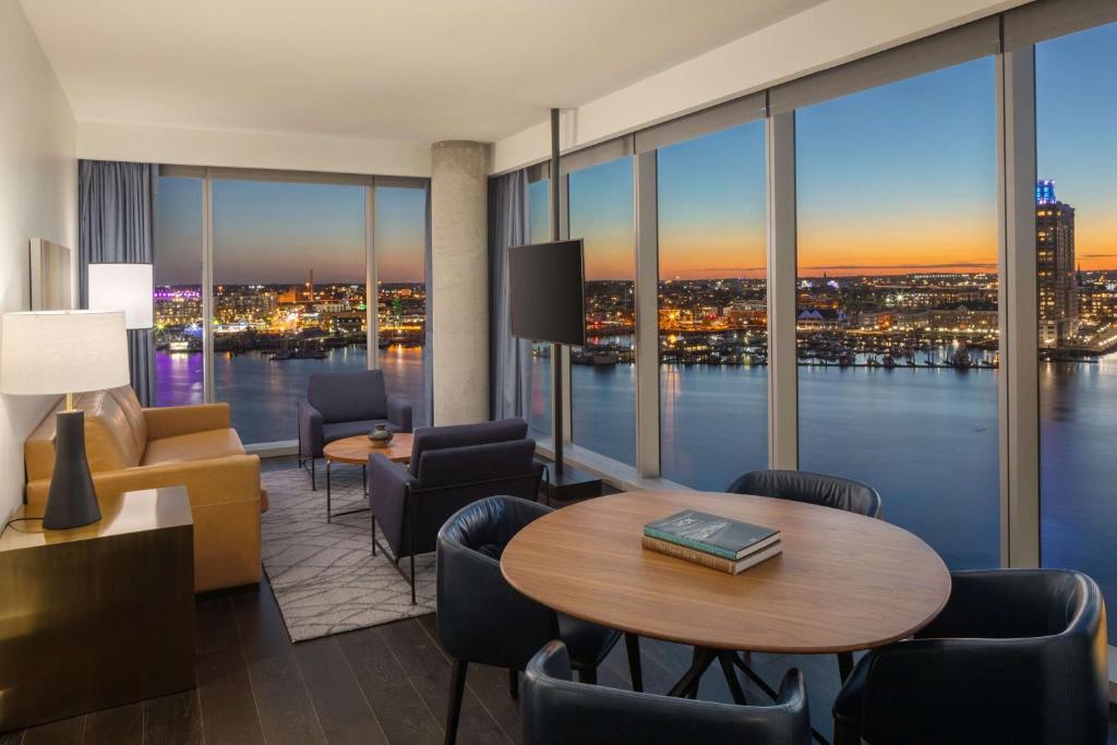 une chambre d'hôtel avec vue sur l'eau dans l'établissement Canopy By Hilton Baltimore Harbor Point - Newly Built, à Baltimore