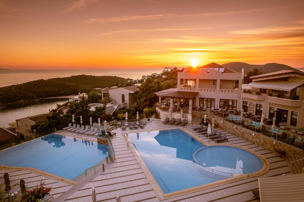 una vista aérea de una casa con piscina en Sivota Diamond Spa Resort, en Sivota