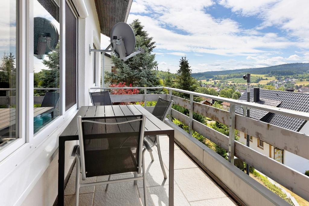 een balkon met een tafel en stoelen en uitzicht bij Sonnenblick in Lenzkirch