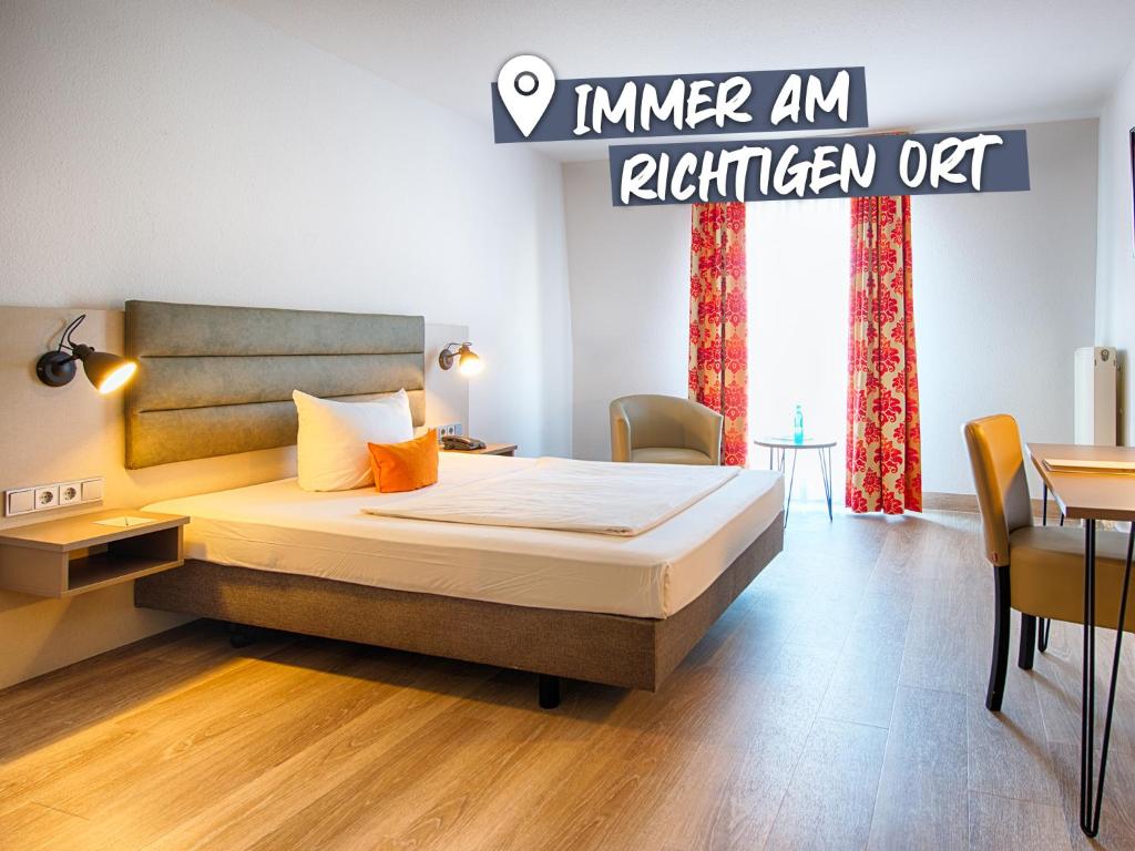 Rúm í herbergi á ACHAT Hotel Zwickau