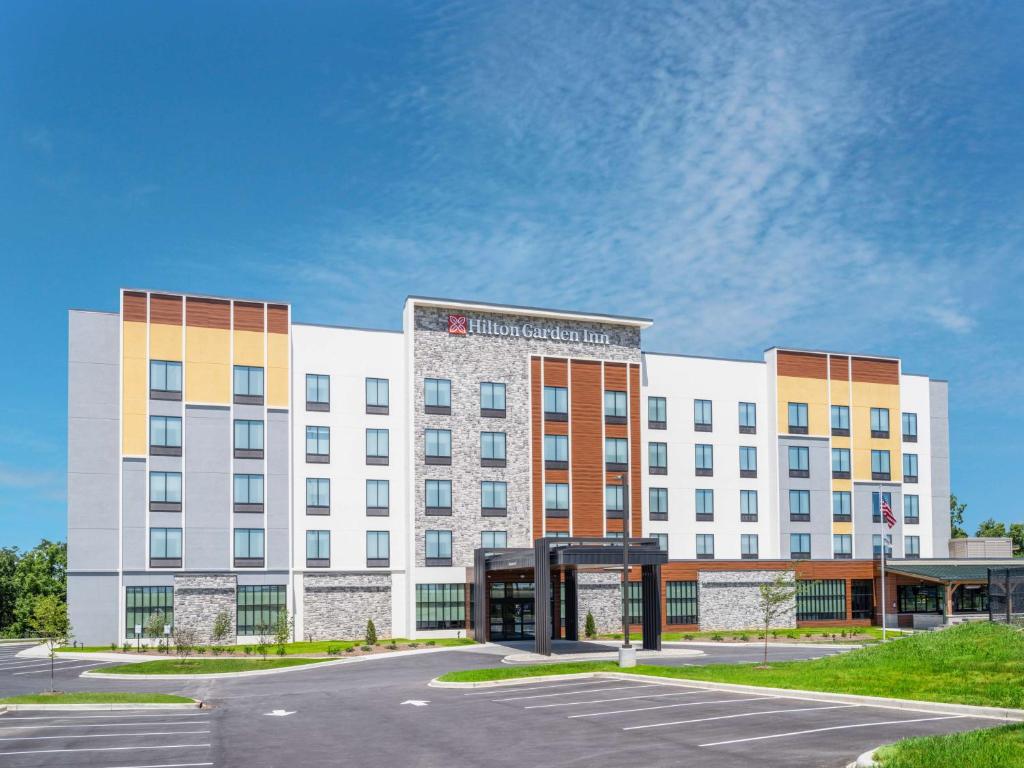 rendering hotelu z parkingiem w obiekcie Hilton Garden Inn Jeffersonville, In w mieście Jeffersonville