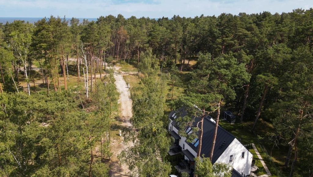 una vista aérea de una casa en un bosque en La Brisa Apartments, en Dziwnówek