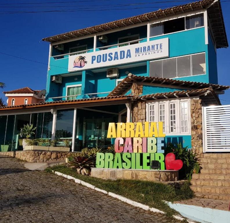 um edifício com um sinal em frente em Pousada Mirante da Prainha em Arraial do Cabo