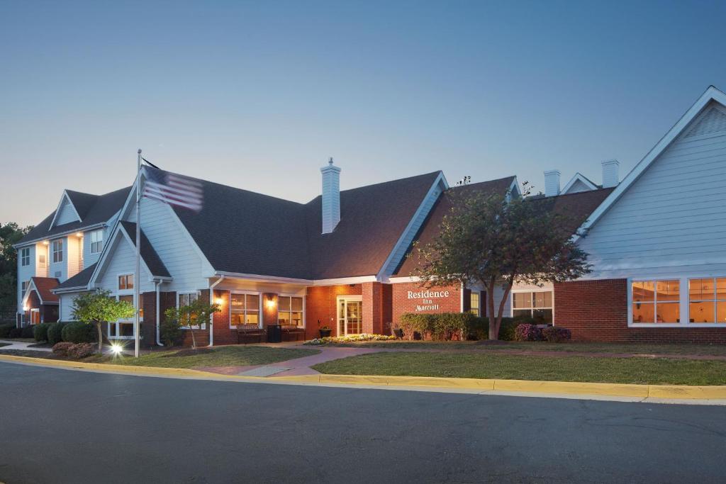 een gebouw met een Amerikaanse vlag ervoor bij Residence Inn Manassas Battlefield Park in Manassas