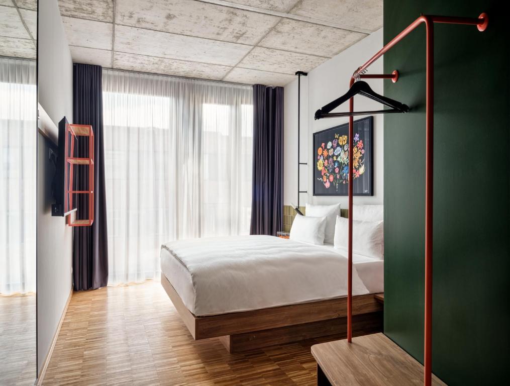 una camera con letto e parete verde di URBAN LOFT Berlin a Berlino