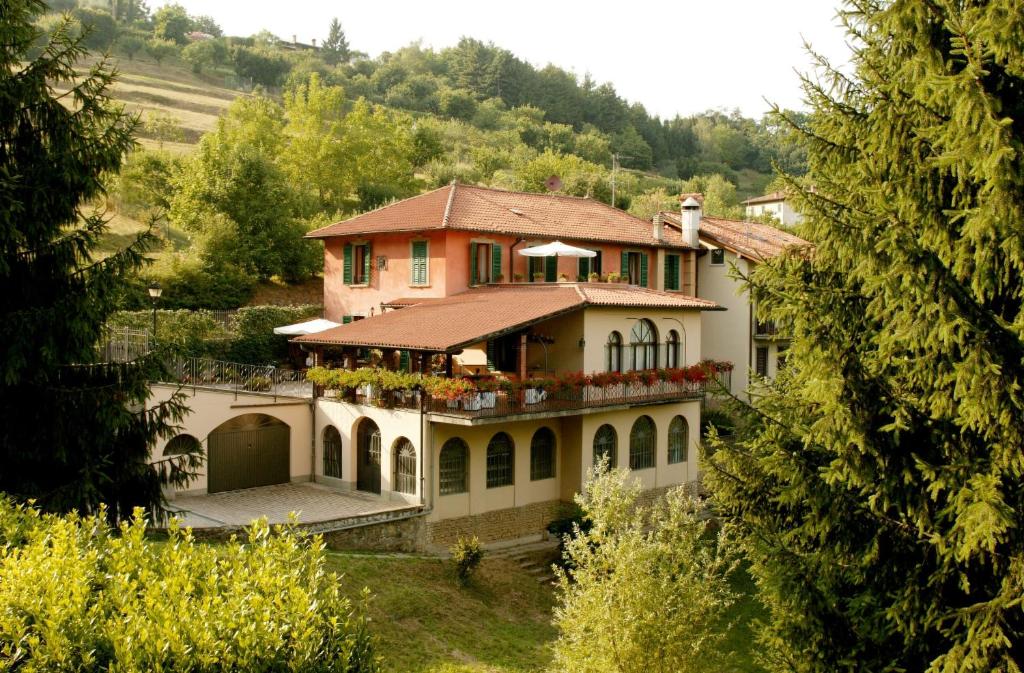 ein großes Haus mitten im Wald in der Unterkunft La Valletta Relais in Bergamo