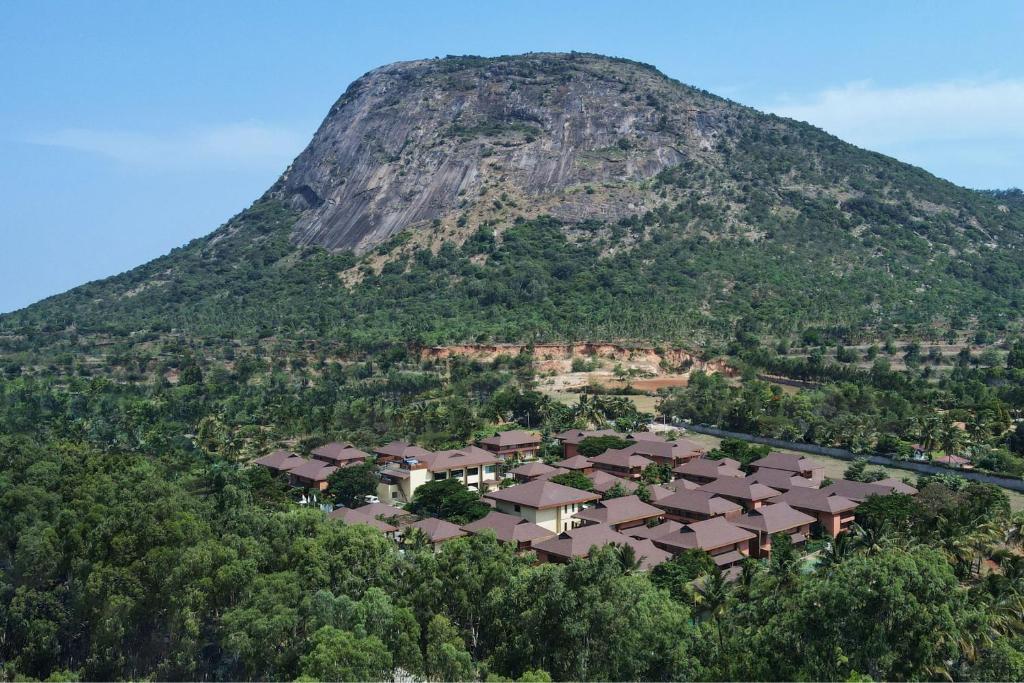 eine Luftansicht eines Resorts vor einem Berg in der Unterkunft Mulberry Shades Bengaluru Nandi Hills - a Tribute Portfolio Resort in Bangalore